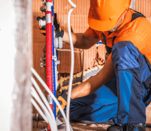 Mann installiert Waschbecken in Neukölln - Sanitär, Heizung, Gas und Bad-installations Partner