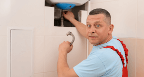 Mann installiert Waschbecken in Pankow - Sanitär, Heizung, Gas und Bad-installations Partner