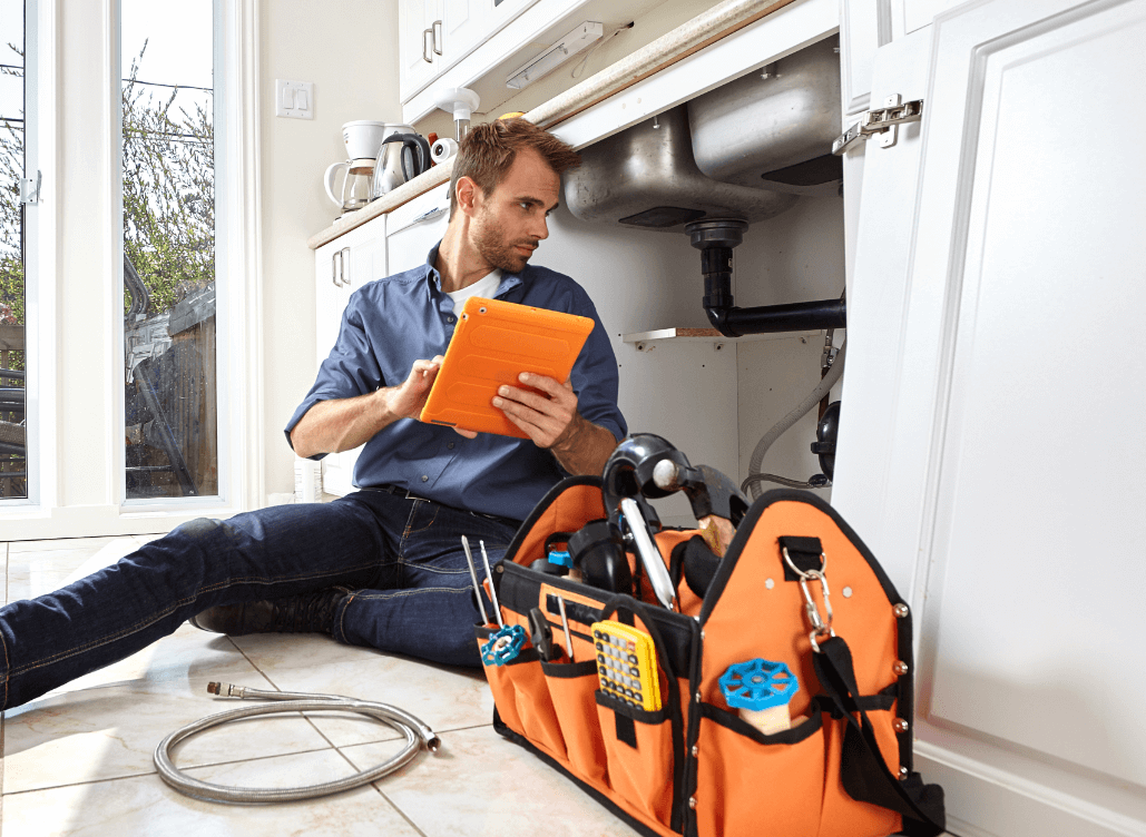 Sanitär, Heizung, Gas und Bad-installation, Mann repariert unter der Spüle in Pankow