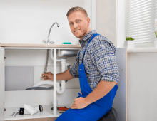 Mann installiert Waschbecken in Wedding - Sanitär, Heizung, Gas und Bad-installations Partner