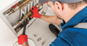 Mann installiert Waschbecken in Wedding - Sanitär, Heizung, Gas und Bad-installations Partner